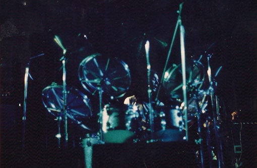 Manolo Torres a la batería con kit completo de rototoms