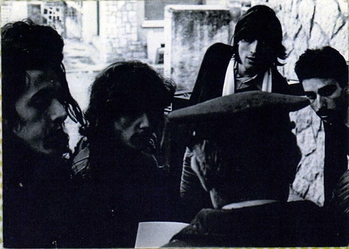 Manolo Torres y Ángel Galcerà junto a dos roadies  en la Aduana de Andorra ' 76