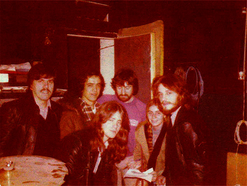 Adictonia en el local de ensayo. Pepe. Manolo, Pito, Nacho Herbera,una amiga, Ángel(1978)