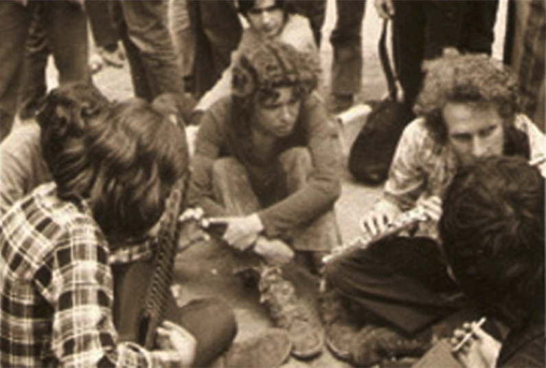 En Shakespeare i altres. d'esquena amb guitarra Ramon Soler.  Festival granollers 1971